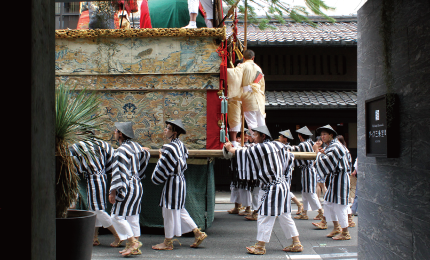 京都の文化往来の地で開業祇園祭の山鉾が目の前に